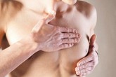 Chàng trai 16 tuổi ngực tiết ra sữa Chàng trai 16 tuổi ngực tiết ra sữa