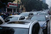 Hà Nội: Tắc đường kinh hoàng, người dân vác xe qua dải phân cách Hà Nội: Tắc đường kinh hoàng, người dân vác xe qua dải phân cách