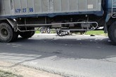Con gái bám chặt thi thể mẹ khóc ngất trên đường Quốc lộ Con gái bám chặt thi thể mẹ khóc ngất trên đường Quốc lộ