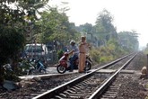 Va vào tàu lửa, hai bà cháu tử vong khi đang đến trường Va vào tàu lửa, hai bà cháu tử vong khi đang đến trường