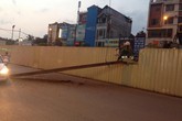 Hà Nội: Người dân hú vía vì thanh sắt 5 tấn rơi xuống giữa đường Hà Nội: Người dân hú vía vì thanh sắt 5 tấn rơi xuống giữa đường