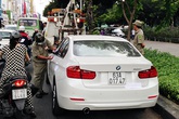 30 phút cố thủ của tài xế BMW tông xe cảnh sát 30 phút cố thủ của tài xế BMW tông xe cảnh sát