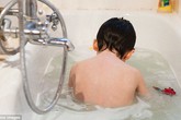 Cháu tắt thở trong chậu tắm vì ông nghe điện thoại và rất nhiều nguy cơ đuối nước ở trẻ Cháu tắt thở trong chậu tắm vì ông nghe điện thoại và rất nhiều nguy cơ đuối nước ở trẻ