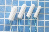 Lợi và hại khi dùng băng vệ sinh tampon đi biển Lợi và hại khi dùng băng vệ sinh tampon đi biển