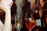 Ký ức kinh hoàng của cô gái bị một phụ nữ tấn công tình dục Ký ức kinh hoàng của cô gái bị một phụ nữ tấn công tình dục