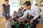 Tặng quà và khám bệnh miễn phí cho trẻ em ở Quảng Nam, Đà Nẵng Tặng quà và khám bệnh miễn phí cho trẻ em ở Quảng Nam, Đà Nẵng