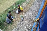 Cha mẹ khóc nghẹn bên thi thể con gái bị tàu cán tử vong Cha mẹ khóc nghẹn bên thi thể con gái bị tàu cán tử vong