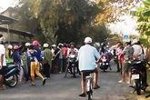 Thai nhi nữ còn cử động trong bọc nilông ven đường Thai nhi nữ còn cử động trong bọc nilông ven đường