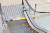 Vụ cháu bé bị kẹt chân vào thang cuốn tại Hà Nội: Do bé quá nghịch ngợm Vụ cháu bé bị kẹt chân vào thang cuốn tại Hà Nội: Do bé quá nghịch ngợm