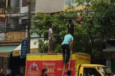 Nam thanh niên cởi trần đánh đu trên đường dây điện khiến nhiều người hoảng sợ Nam thanh niên cởi trần đánh đu trên đường dây điện khiến nhiều người hoảng sợ