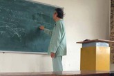 Giảng viên ĐH Bách Khoa mặc áo bệnh nhân vẫn giảng bài cho sinh viên Giảng viên ĐH Bách Khoa mặc áo bệnh nhân vẫn giảng bài cho sinh viên