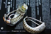 Uống cà phê bị giật túi có nhẫn kim cương giá 50.000 USD Uống cà phê bị giật túi có nhẫn kim cương giá 50.000 USD