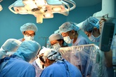 Phẫu thuật thành công cho một bé gái có trái tim ngoài lồng ngực Phẫu thuật thành công cho một bé gái có trái tim ngoài lồng ngực