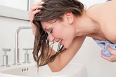 Sai lầm không ngờ khiến tóc bạn nhanh bạc sớm Sai lầm không ngờ khiến tóc bạn nhanh bạc sớm