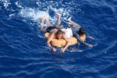Giây phút ám ảnh kinh hoàng của hai thuyền viên trôi giạt suốt 13 giờ trên biển Giây phút ám ảnh kinh hoàng của hai thuyền viên trôi giạt suốt 13 giờ trên biển