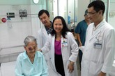 Cụ bà 101 tuổi ở Đồng Tháp vừa thoát mù mắt trở thành Bà mẹ Việt Nam Anh hùng Cụ bà 101 tuổi ở Đồng Tháp vừa thoát mù mắt trở thành Bà mẹ Việt Nam Anh hùng