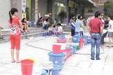 Người Hà Nội thức trắng đêm hứng từng xô nước Người Hà Nội thức trắng đêm hứng từng xô nước