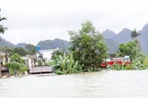 Làng chài Việt Hải: Cõng từng em nhỏ ra xuồng Làng chài Việt Hải: Cõng từng em nhỏ ra xuồng