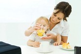 Có nên cho bé 8 tháng tuổi uống nước cam Có nên cho bé 8 tháng tuổi uống nước cam