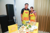 Nhà báo trổ tài nấu bếp Nhà báo trổ tài nấu bếp
