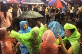Người dân Thủ đô đội mưa xem pháo hoa mừng Quốc khánh Người dân Thủ đô đội mưa xem pháo hoa mừng Quốc khánh
