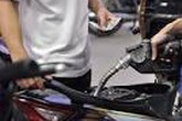 Giá xăng giảm 331 đồng/lít từ 13h chiều nay Giá xăng giảm 331 đồng/lít từ 13h chiều nay