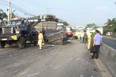 Kinh hoàng xe khách tông trực diện xe tải, 5 người bị thương nặng Kinh hoàng xe khách tông trực diện xe tải, 5 người bị thương nặng