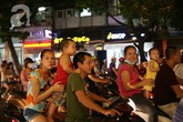 Chùm ảnh: Cha mẹ thản nhiên cho con "làm xiếc" trên xe gắn máy Chùm ảnh: Cha mẹ thản nhiên cho con "làm xiếc" trên xe gắn máy