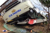 Hai xe khách đấu đầu, 14 người nhập viện Hai xe khách đấu đầu, 14 người nhập viện
