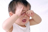 Làm sao để bé hợp tác khi nhỏ thuốc đau mắt? Làm sao để bé hợp tác khi nhỏ thuốc đau mắt?
