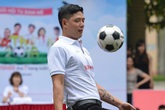 Bình Minh đưa vợ và hai con gái đi xem đá bóng Bình Minh đưa vợ và hai con gái đi xem đá bóng