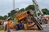 Xe đầu kéo “phơi bụng” giữa đường, giao thông tắc nghẽn nhiều giờ Xe đầu kéo “phơi bụng” giữa đường, giao thông tắc nghẽn nhiều giờ