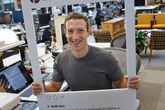 Mark Zuckerberg dán camera laptop để tránh hacker Mark Zuckerberg dán camera laptop để tránh hacker