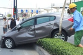 Đôi nam nữ kêu cứu trong ôtô bị húc văng 10 m Đôi nam nữ kêu cứu trong ôtô bị húc văng 10 m