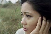 Sững sờ nhìn thấy hành động của em gái qua khe cửa phòng ngủ Sững sờ nhìn thấy hành động của em gái qua khe cửa phòng ngủ