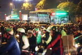 Xe buýt nhanh của Hà Nội "ì ạch" tìm lối thoát trong giờ cao điểm Xe buýt nhanh của Hà Nội "ì ạch" tìm lối thoát trong giờ cao điểm