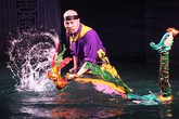 Thời tiết 5 độ C, NSƯT Đức Hùng vẫn xuống nước múa rối Thời tiết 5 độ C, NSƯT Đức Hùng vẫn xuống nước múa rối