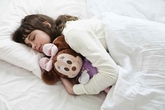 Bật điều hòa và đắp chăn khi ngủ tốt cho sức khỏe Bật điều hòa và đắp chăn khi ngủ tốt cho sức khỏe