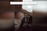 Giật mình bé trai hơn 1 tuổi lái xe ô tô trên đường Giật mình bé trai hơn 1 tuổi lái xe ô tô trên đường