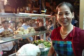 Chủ quán bún chả đón ông Obama: "Tôi vô cùng bất ngờ" Chủ quán bún chả đón ông Obama: "Tôi vô cùng bất ngờ"