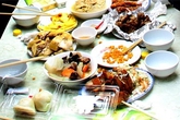 Chủ quán Nhật 'tím mặt' nhìn bàn thức ăn thừa của khách Việt Chủ quán Nhật 'tím mặt' nhìn bàn thức ăn thừa của khách Việt
