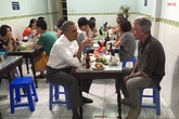 Đầu bếp Mỹ tiết lộ 6 bí mật về bữa tối bún chả với Obama Đầu bếp Mỹ tiết lộ 6 bí mật về bữa tối bún chả với Obama
