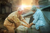 Vợ chồng già chụp ảnh cưới giống phim 'Hậu duệ mặt trời' Vợ chồng già chụp ảnh cưới giống phim 'Hậu duệ mặt trời'
