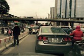 "Quý ông" thản nhiên đi vệ sinh giữa thủ đô thuê xe tự lái "Quý ông" thản nhiên đi vệ sinh giữa thủ đô thuê xe tự lái
