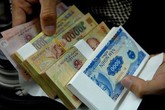 Nhân viên ngân hàng khổ vì đổi tiền lẻ Nhân viên ngân hàng khổ vì đổi tiền lẻ