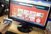 Mua sắm online tấp nập ngày rét Mua sắm online tấp nập ngày rét