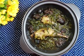 Gà tần ngải cứu đỗ đen cho ngày thời tiết thay đổi Gà tần ngải cứu đỗ đen cho ngày thời tiết thay đổi