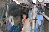 Giận vợ ngoại tình, chồng bỏ nhà đào hang sinh sống Giận vợ ngoại tình, chồng bỏ nhà đào hang sinh sống