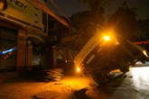 Hà Nội: Xe tải đè đứt dây điện, cả phố mất ngủ vì nóng Hà Nội: Xe tải đè đứt dây điện, cả phố mất ngủ vì nóng