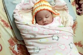 Bé trai 10 ngày tuổi kháu khỉnh bị bỏ rơi giữa đêm lạnh Bé trai 10 ngày tuổi kháu khỉnh bị bỏ rơi giữa đêm lạnh